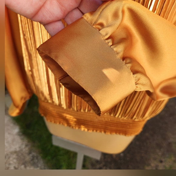 Gold satiny blouse - Picture 4 of 9